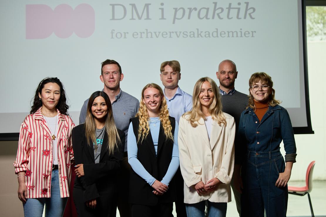 De 8 finalister, bagerst fra venstre Paw, Christian og Kristoffer. Forrest fra venstre Fang, Luna Michelle, Line Lorentzen, Caroline og Line Pedersen. Foto: Mikkel Berg Pedersen. De 8 finalister, bagerst fra venstre Paw, Christian og Kristoffer. Forrest fra venstre Fang, Luna Michelle, Line Lorentzen, Caroline og Line Pedersen. Foto: Mikkel Berg Pedersen.