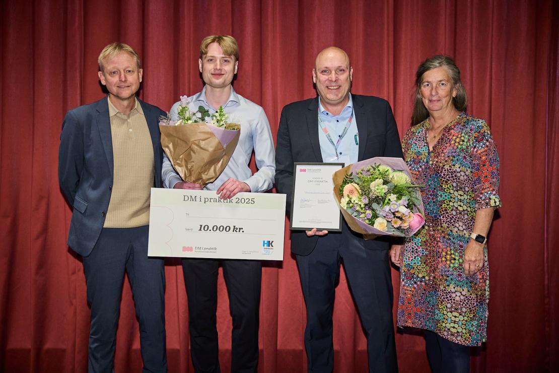 Fra venstre, Michael Vith - lektor ved EAMV, Christian Søgaard - finansbachelorstuderende og vinder, René Andresen - praktikvejleder og markedsdirektør i Jyske Bank Herning, Henriette Slebsager - rektor. Foto: Mikkel Berg Pedersen Fra venstre, Michael Vith - lektor ved EAMV, Christian Søgaard - finansbachelorstuderende og vinder, René Andresen - praktikvejleder og markedsdirektør i Jyske Bank Herning, Henriette Slebsager - rektor. Foto: Mikkel Berg Pedersen