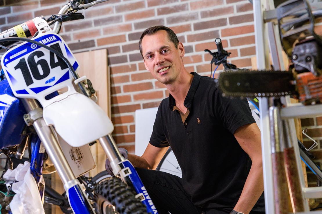 Bjarke Frølund viser sit værksted frem Mand sidder i værksted