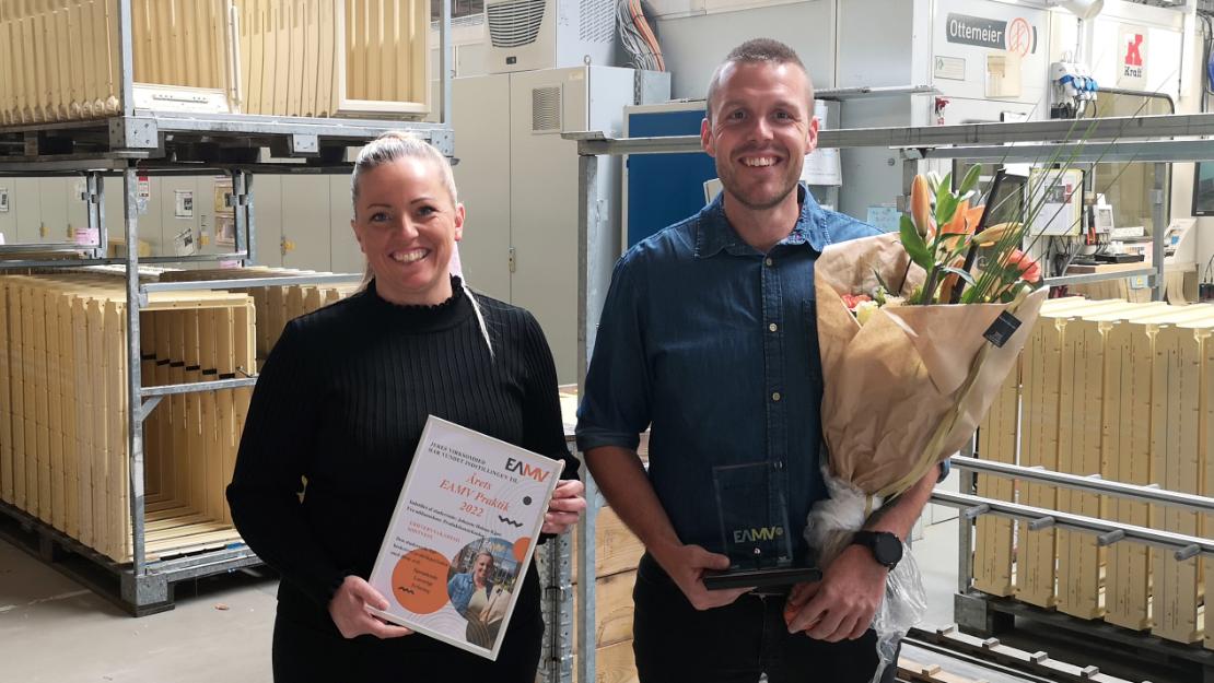 Årets EAMV-praktik 2022 Produktionsteknolog Johanne står sammen med Anders Laursen i produktionen på Velux