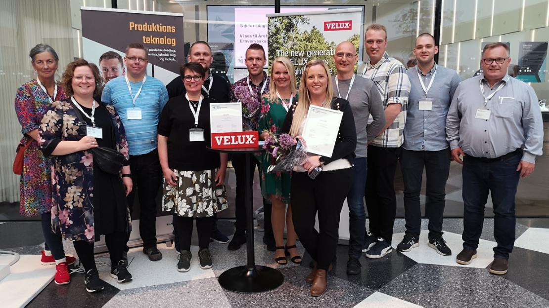 Velux vinder specialpris Medarbejdere fra Velux og Erhvervsakademi MidtVest står i stor gruppe sammen