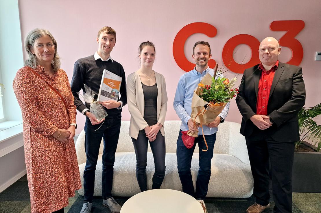 Årets EAMV-praktik 2023 Fem personer står med pris og blomster