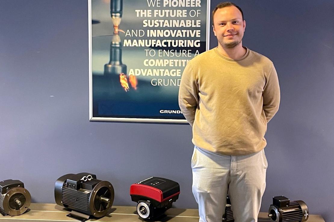 Nicolai Bech Jørgensen indstillet til praktikpris Glad, ung mand foran væg