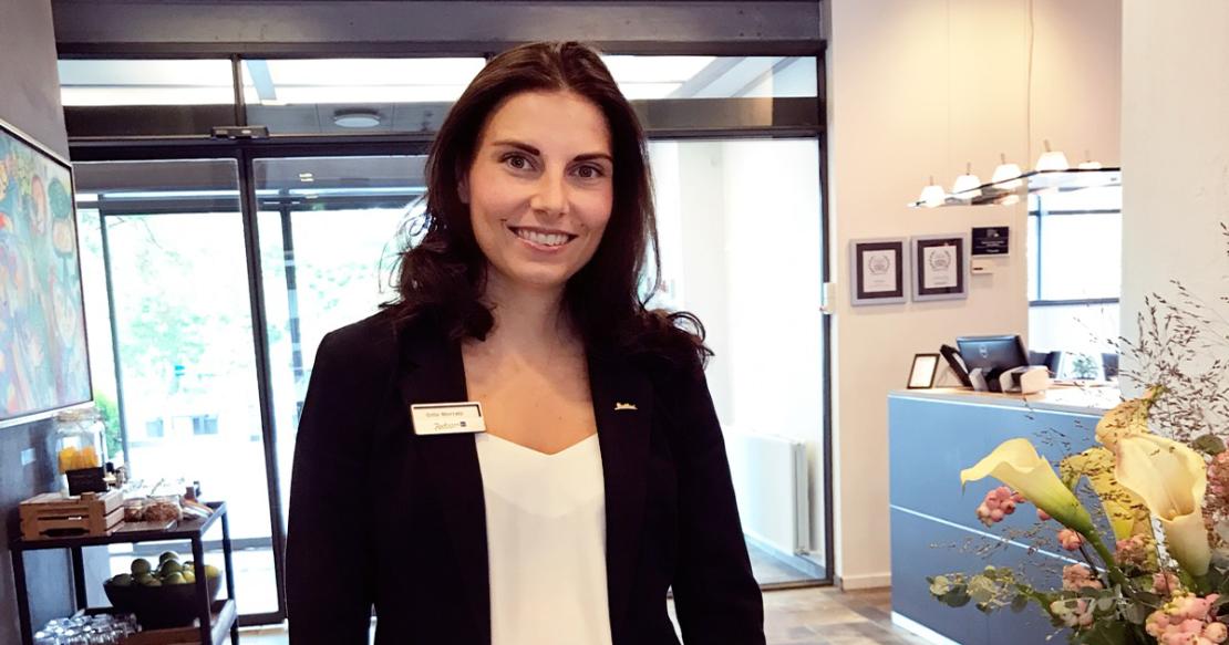 Kvinde på arbejde ved hotel