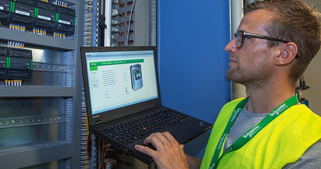 El-Installatør arbejder på computer