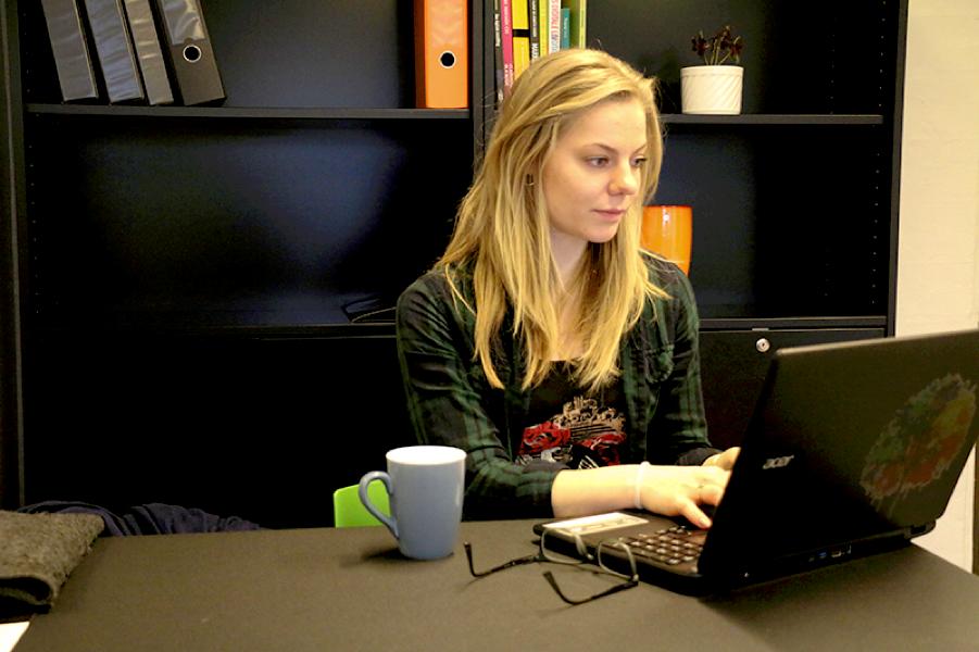 Kvinde sidder og arbejder