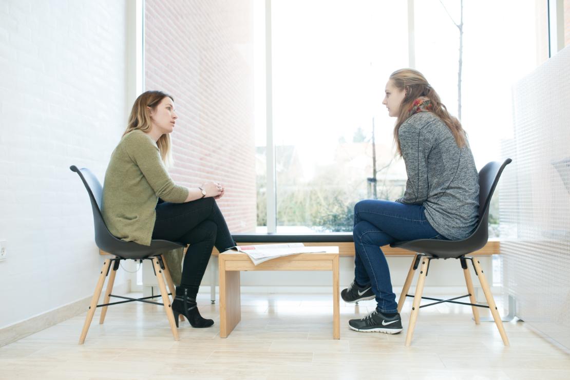 En kvindelig studerende i samtale med en studievejleder
