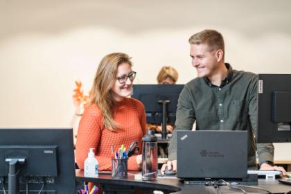 Simon Thorup Jeppesen headhuntet til drømmejobbet Kvinde og mand kigger på computer og griner